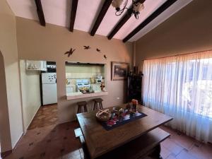 a living room with a table and a kitchen at MiniFinquita Ibarra in Ibarra