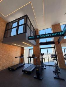 a gym with several treadmills and a sign that readsmes it doesnt at Adamant Grand in Laurel de Lagunillas
