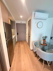 a kitchen with a glass table and a clock on the wall at Adamant Grand in Laurel de Lagunillas +10 photos