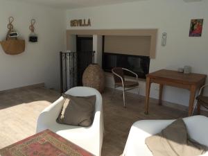Posedenie v ubytovaní Casa Holandaluzas Marbella near Beach, with salt water Pool and private parking