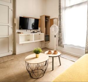 a living room with a tv and a table at Studio narbonne in Narbonne