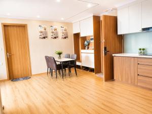 a kitchen and dining room with a table and chairs at Beer's Homes Căn hộ chung cư Pearl Residence in Cửa Lô