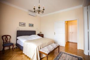 Un pat sau paturi într-o cameră la Schieszl Apartments 2