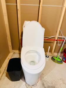 ein Badezimmer mit einer weißen Toilette in einem Zimmer in der Unterkunft Niagara Falls 2 Bedrooms 1 and half washroom Luxury Basement Apartment in Thorold + 22 Fotos