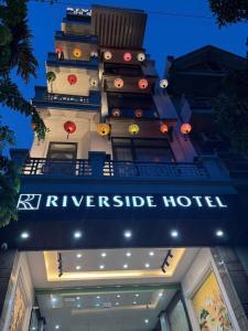 a building with a sign that reads riverside hotel at Riverside Hotel in Kỳ Vĩ