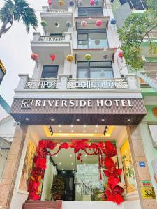 a building with a sign that reads kennett side hotel at Riverside Hotel in Kỳ Vĩ