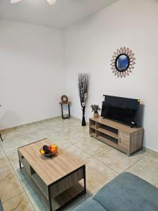 a living room with a television and a table at Hot Payton in Mamoudzou