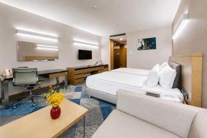 ein Hotelzimmer mit Bett und Schreibtisch in der Unterkunft La Quinta by Wyndham Istanbul Gunesli in Istanbul