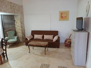 a living room with a couch and a tv at Il Casale Apartament&Rooms in Burgio