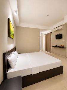 a bedroom with a large white bed in a room at Mộc An Thảo Hotel in Quy Nhon +19 photos