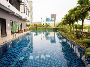 a swimming pool in the middle of a building at Sea View Room - Infinity Pool near Terminal 21 in Pattaya
