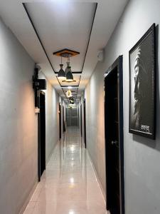 a long hallway with a hallwayngthngthngthngthngthngthngthngthngthngth at Chairman Lodge in Wanwas Wari