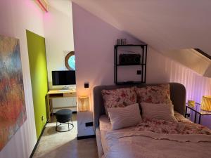 a bedroom with a bed and a desk with a computer at gleisbett12-4 in Meiningen