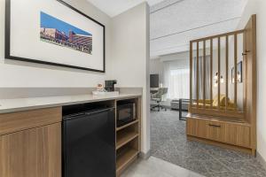 a kitchen with a black dishwasher in a room at Hampton Inn & Suites Pittsburgh-Meadow Lands in Washington