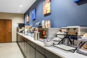 a fast food restaurant with a counter with food at Econo Lodge Ankeny - Des Moines in Ankeny