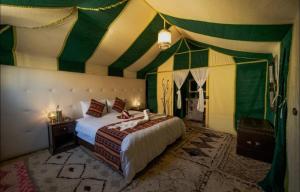 a bedroom with a bed in a tent at Bhbs accommodatie Maroc2 in Tazzarine