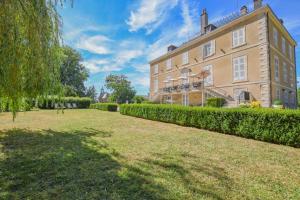 a large building with hedges in front of it at Le château de crespy in Crespy-le-Neuf