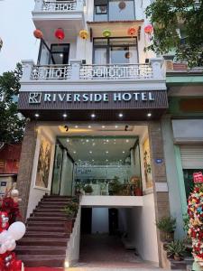 a store front of a hotel with a sign on it at Riverside Hotel in Kỳ Vĩ