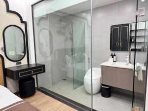 a bathroom with a shower and a toilet and a sink at Riverside Hotel in Kỳ Vĩ +38 photos