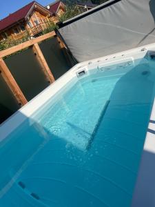 an overhead view of a swimming pool with blue water at Das Zehnerkar Chalet - Klippitztörl in Kliening