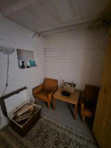 a room with a couch and a table and a chair at Rönnypiha 