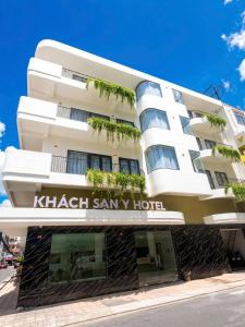 a white building with a khalil sammy hotel at Y Hotel Lý Hồng Thanh in Can Tho