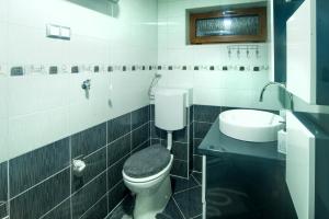 Bilik mandi di Moonriver Apartment