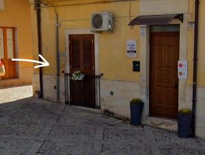 a white arrow on the side of a building at La Perla Di Noto in Noto