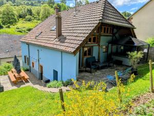 a small blue house with a roof at Le Chalet Cozy & Spa in Wildersbach