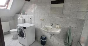 a bathroom with a washing machine and a sink at Revant West 3 in Arnstadt