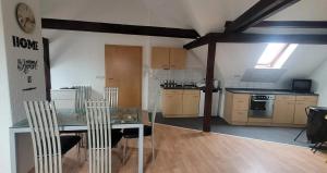 a kitchen with a glass table in a room at Revant West 3 in Arnstadt