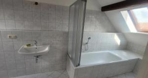 a bathroom with a sink and a bath tub next to a sink at Revant West 3 in Arnstadt