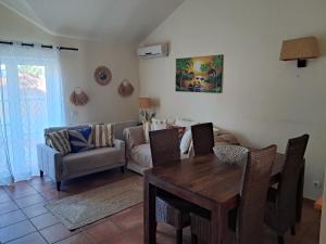 a living room with a table and a couch at Aldeamento Turistico Casas da Comporta in Comporta