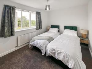 two beds sitting next to each other in a bedroom at Ashby Meadows in Spilsby