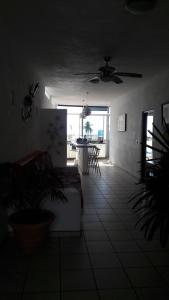 - un salon avec un canapé et une table dans l'établissement Hotel Casa Chacala, à Chacala