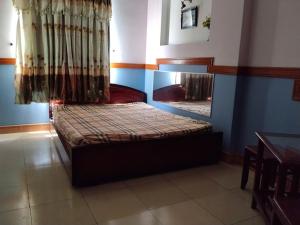 a bedroom with a bed with a window and a mirror at Hotel Khúc Thuỵ Du in Hiệp Hòa