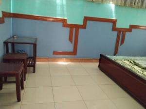 a room with a bed and a table and chairs at Hotel Khúc Thuỵ Du in Hiệp Hòa