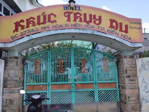 a sign for a hotel with a green gate at Hotel Khúc Thuỵ Du in Hiệp Hòa