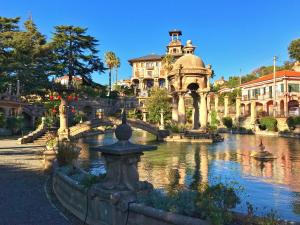 a garden with a fountain in front of a building at I Mattoni Rossi in Imperia