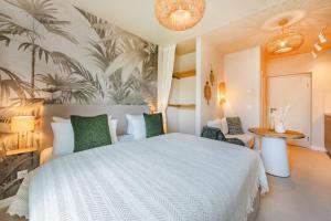 a bedroom with a large white bed with green pillows at BALI BLIZZ - App 11 in Benz