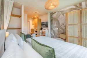 a bedroom with a large white bed in a room at BALI BLIZZ - App 11 in Benz +14 photos