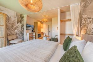 a bedroom with a large white bed in a room at BALI BLIZZ - App 12 in Benz
