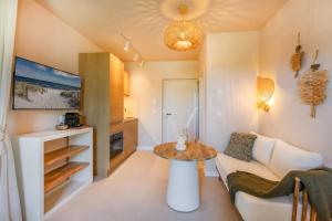 a living room with a couch and a table at BALI BLIZZ - App 12 in Benz