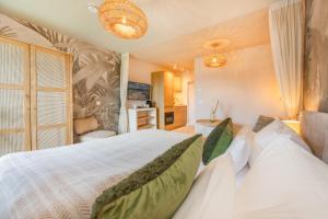 a bedroom with a large white bed with white pillows at BALI BLIZZ - App 14 in Benz