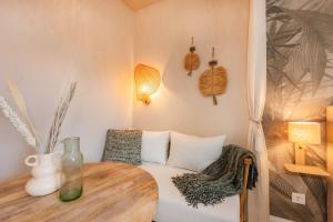 a small room with a table and a couch at BALI BLIZZ - App 14 in Benz