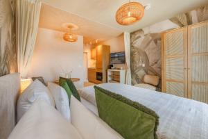 a bedroom with a large bed with green pillows at BALI BLIZZ - App 15 in Benz