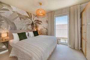 a bedroom with a large bed and a window at BALI BLIZZ - App 16 in Benz