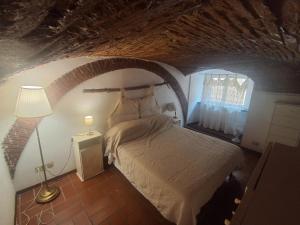 a bedroom with a large bed in an attic at I Mattoni Rossi in Imperia