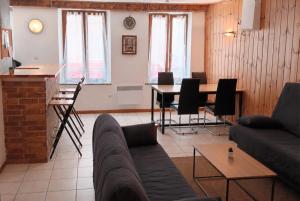 a living room with a couch and a table at Le cocon de Barcelonnette in Barcelonnette