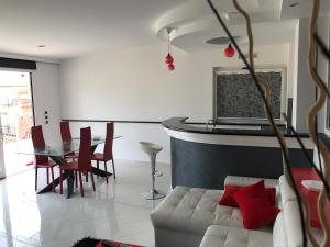 sala de estar con sofá blanco y mesa en Prestige Loft Taormina, en Taormina